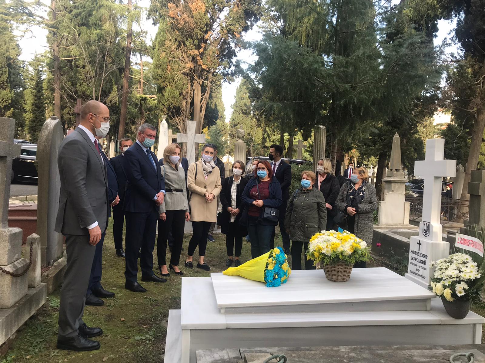 Прем’єр-міністр України Денис Шмигаль поклав квіти до могили Володимира Мурського